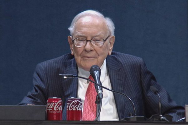 6 Key Lessons Investors Took From Warren Buffett at This Year’s Berkshire Meeting