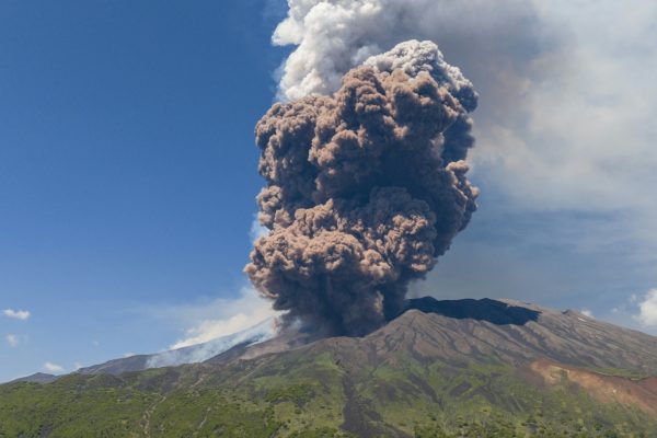 Mount Etna’s Explosive Eruption Sends Massive Ash Cloud Skyward, Triggering Alerts